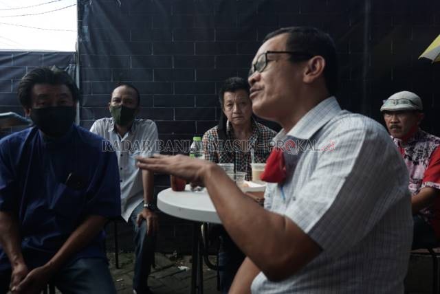 KIAN RUNYAM: Hotman N Simangunsong selaku kuasa hukum pengusaha advertising, menggelar konferensi pers seusai melaporkan pejabat Pemko Banjarmasin ke Polda Kalsel. | FOTO: WAHYU RAMADHAN/RADAR BANJARMASIN