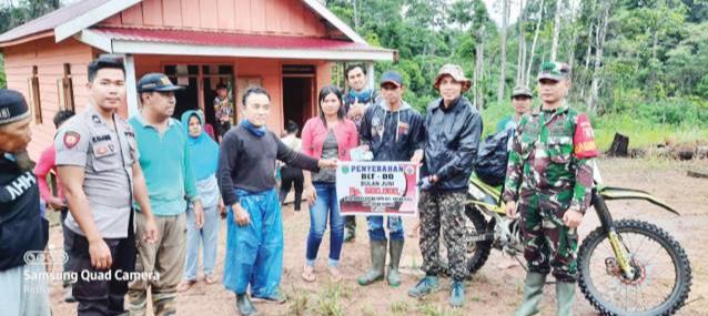DANA BLT: Sekda Tanbu H Rooswandi Salem (dua dari kanan) didampingi Camat Kusan Hulu Herlambang juga menyerahkan dana BLT kepada warga yang ada di tiga desa wilayah perbatasan tersebut. (Foto Diskominfo Tanbu For Radar Banjarmasin)