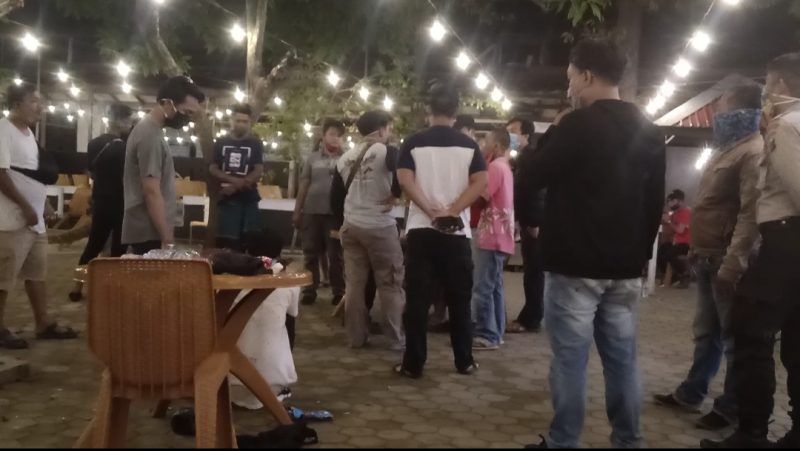 Insiden penusukan terjadi di sebuah kafe di kawasan Banua Anyar, Banjarmasin Timur, Sabtu (13/6) malam. | Foto: Istimewa