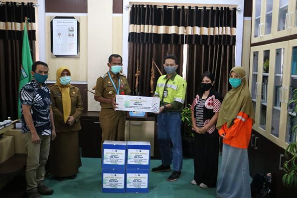 BANTUAN: Bupati Tala Sukamta menerima bantuan dari Superintendent CDEA PT AI Site Asam-Asam Endang Wawan berupa 500 packs VTM. | Foto: Diskominfo for Radar Banjarmasin