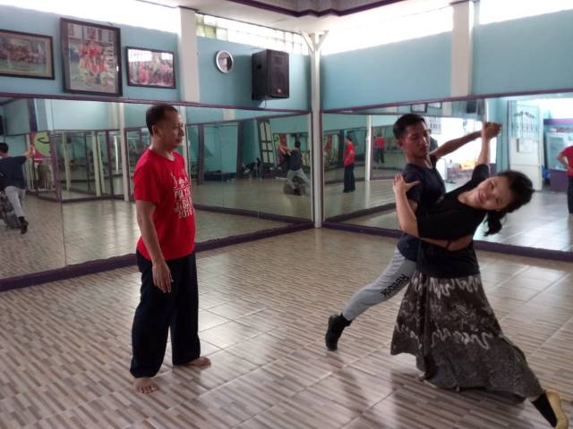 TAK MASALAH: Ketua Umum IODI Kalsel Muslih tak masalah pertandingan cabor dance sport dilaksanakan secara virtual pada ajang Porprov Kalsel apabila corona tak kunjung mereda hingga 2022. Foto diambil sebelum pandemi