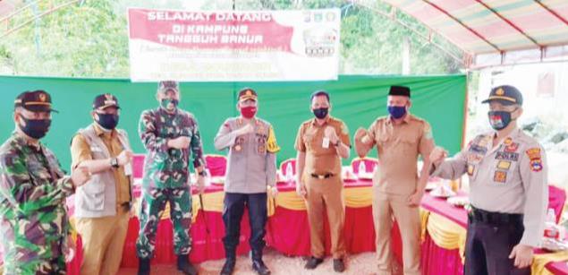 DESA PERCONTOHAN: Dua desa yang dijadikan percontohan Kampung Tangguh Banua (KTB) ditinjau langsung Kapolres Tanah Bumbu AKBP Sugianto Marweki beserta Dandim 1022/TNB Letkol Bintarto didampingi Kepala Dinas Pemberdayaan Masyarakat dan Desa (DPMD) Nahrul F