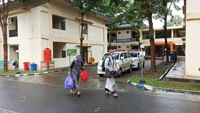 KEKURANGAN TEMPAT: Suasana karantina khusus di Balai Diklat, Jalan Ambulung, Loktabat Utara, beberapa waktu lalu. Terus bertambahnya pasien virus corona di Banua, membuat Gugus Tugas Percepatan Penanganan Covid-19 Kalsel tengah kekurangan tempat karantina