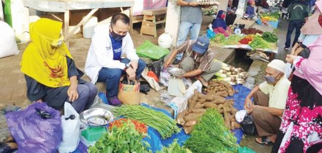 BERBELANJA: Bupati Tanah Bumbu H Sudian Noor bersama istri Hj Sadariah mengunjungi dan berbelanja di Pasar Harian Niaga Bersujud Kecamatan Simpang Empat, Minggu (21/6) pagi. (Foto Diskominfo Tanbu For Radar Banjarmasin).