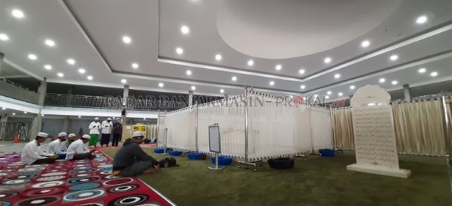 ZIARAH: Makam Guru Zuhdi di Antasan Kecil sudah dibuka untuk umum setelah sempat ditutup karena pandemi. | Foto: Wahyu Ramadhan/Radar Banjarmasin