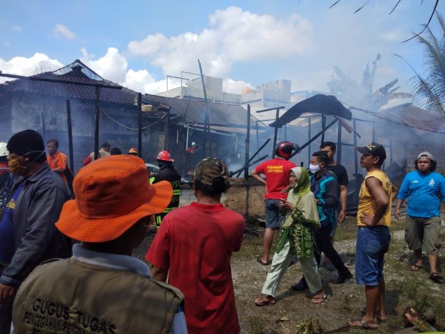 HANGUS: Sebuah rumah bedakan di di Jalan Kampung Baru RT 02 RW 02 Kelurahan Landasan Ulin Timur Kecamatan Landasan Ulin jadi arang usai dilalap api pada Kamis (25/6) siang. (Foto - Polsek Banjarbaru Barat for Radar)