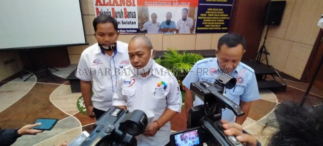 DEKLARASI: Perwakilan Aliansi Buruh Banua, Yoeyoen Indharto memberikan keterangan pers seusai deklarasi. | FOTO: WAHYU RAMADHAN/RADAR BANJARMASIN