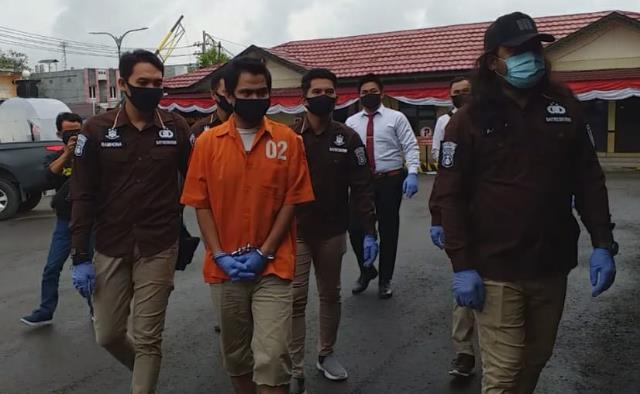 TERSANGKA: Mantan aparat desa, HR (33) digiring jajaran Reskrim Polres Tabalong.