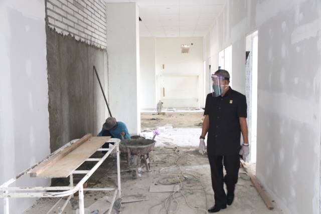 BAKAL RAMPUNG: Tim Pansus Pencegahan Covid1-9 DPRD Banjarbaru saat mengecek progres pembangunan ruang isolasi RSD Idaman Banjarbaru beberapa waktu lalu. | Foto: DPRR Banjarbaru for Radar Banjarmasin