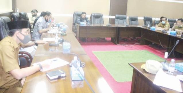 DANA COVID: Sekda Tanbu H Rooswandi Salem menjelaskan pengelolaan dana untuk penanganan Covid-19 saat Rapat Tim Kerja Pengawas Covid-19 Tanah Bumbu bersama Gugus Tugas terkait penggunaan anggaran Percepatan Penanganan Covid 19 di Ruang Rapat Komisi DPRD T