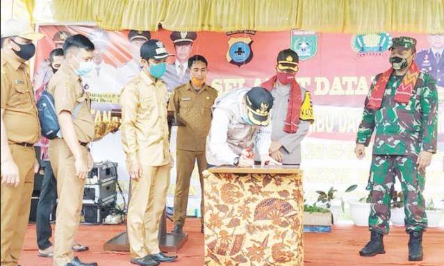 KAMPUNG TANGGUH: Bupati Tanbu H Sudian Noor telah meresmikan Kampung Tangguh Banua di Desa Kersik Putih, Kecamatan Batulicin, Senin (22/6). (Foto Diskominfo Tanbu For Radar Banjarmasin).