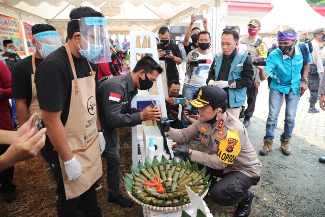 POSKO KTB: Kapolda Kalsel Irjen Nico Afinta bersama Danrem 101/Antasari Brigjen Firmansyah mengunjungi Posko Kampung Tangguh Banua di Desa Batulicin Irigasi Kecamatan Karang Bintang. | Foto Diskominfo Tanbu For Radar Banjarmasin