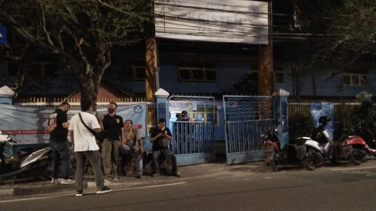 HEBOH : Sejumlah aparat berjaga di depan sekolah menyusul dugaan adanya barang mencurigakan yang diletakan di atas meja.