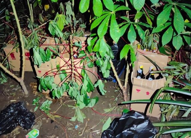 TAK BERTUAN: Ratusan botol minuman keras di kebun ubi di kawasan eks lokalisasi Pembatuan Landasan Ulin Banjarbaru. | Foto: Polsek Banjarbaru Barat for Radar Banjarmasin