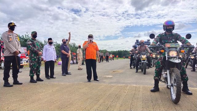 PELEPASAN: Ketua DPRD Balangan Ahsani Fauzan (empat dari kiri) saat melepas konvoi pasukan siaga api. | FOTO: WAHYUDI/RADAR BANJARMASIN