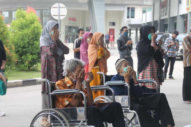 BERSYUKUR: Pasien COVID-19 yang dipulangkan Rumah Sakit Ansari Saleh setelah dinyatakan sembuh. | FOTO: MAULANA/RADAR BANJARMASIN