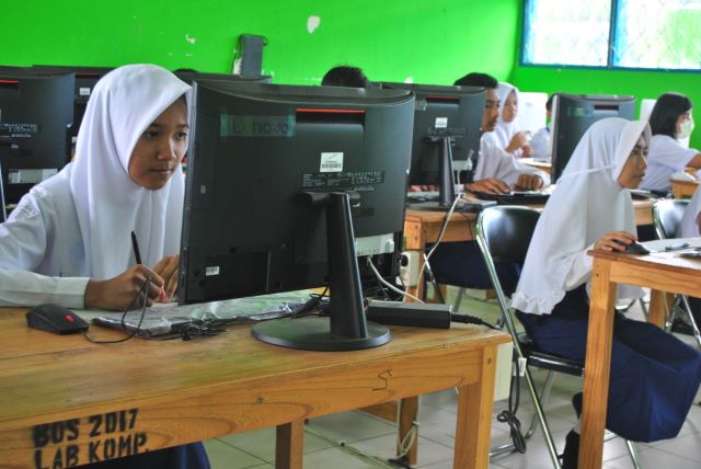 Para siswa SMPN 4 Banjarbaru saat belajar di sekolah beberapa waktu lalu. Hingga kini, belum ada keputusan kapan sekolah dan pesantren bisa kembali dibuka untuk aktivitas belajar dan mengajar di tengah pandemi Covid-19. | DOK/RADAR BANJARMASIN