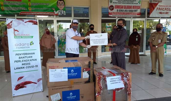 ADARO PEDULI:  CSR Supervisor PT Adaro Indonesia, Bahmi menyerahkan bantuan kepada Tim Gugus Tugas Penanganan Covid-19 di RSUD Balangan, Selasa (30/6).  Bantuan itu  diterima secara simbolis oleh Bupati Balangan, Ansharuddin.