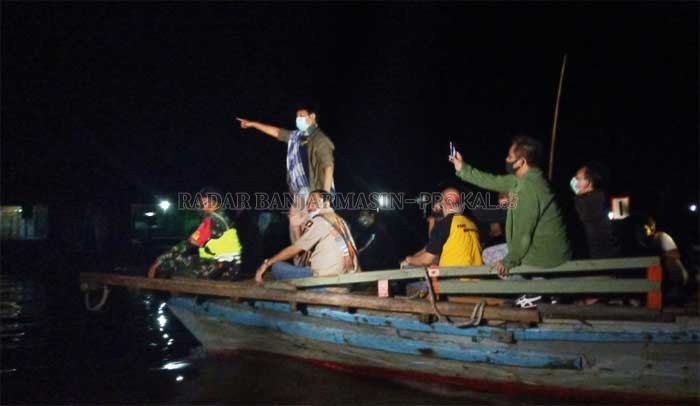 KUNJUNGI WARGA: Gubernur Kalimantan Selatan Sahbirin Noor naik kapal menuju Pulau Bromo di banjarmasin Selatan, Kamis (30/4) dini hari.