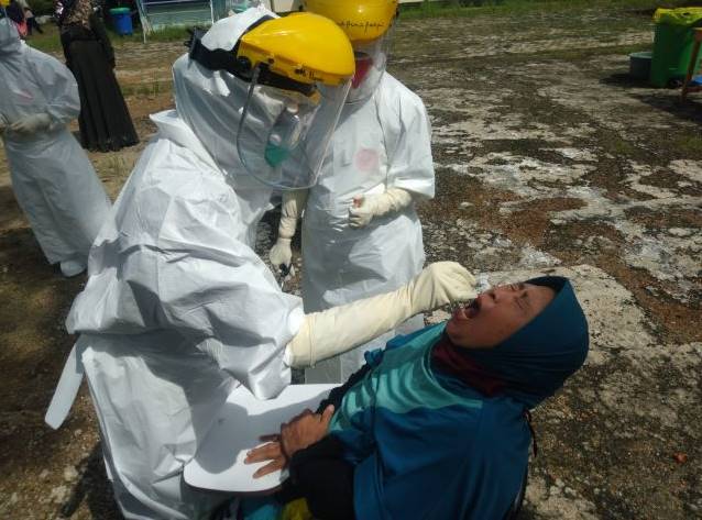 SWAB: Tes swab di eks Gedung Akper Murakarta, belum lama tadi. | Foto: JAMALUDDIN/RADAR BANJARMASIN