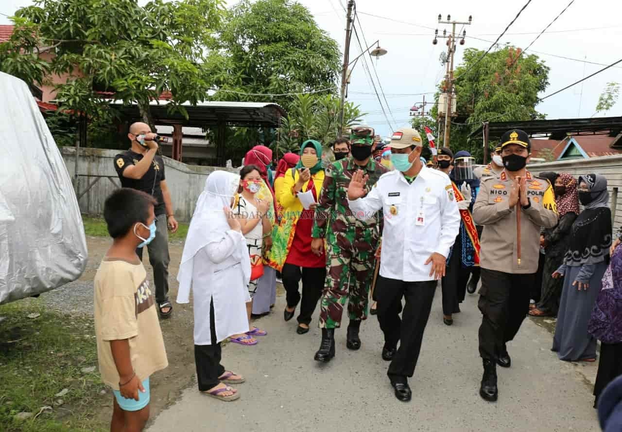 SAPA ANAK-ANAK: Gubernur Kalsel Sahbirin Noor bersama Danrem 101 Antasari Brigjen Firmansyah dan Kapolda Kalsel Irjen Pol Nico Afi nta meninjau kampung tangguh banua di Banjarmasin.