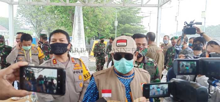 BERPACU WAKTU: Gubernur Kalsel Sahbirin Noor dalam wawancara dengan wartawan, kemarin