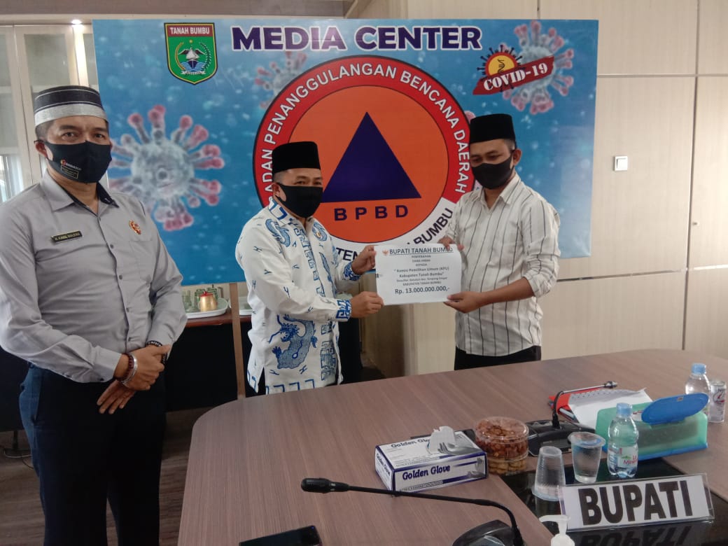 DANA PEMILUKADA: Penyerahan dana hibah Pemilukada oleh Bupati Tanbu H Sudian Noor (tengah) kepada Ketua KPU Tanbu Makhruri (kanan) dan Ketua Bawaslu Tanbu H Kamiluddin Malewa di Ruang Rapat Gugus Tugas Covid-19, Rabu (24/6). (Foto Diskominfo Tanbu For Rad