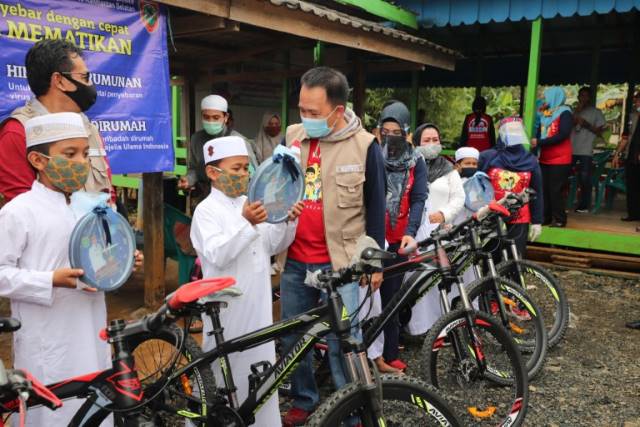 HADIAH SEPEDA: Bupati Tanbu H Sudian Noor memberikan hadiah 6 unit sepeda untuk anak Tahfiz Quran. (Foto Diskominfo Tanbu For Radar Banjarmasin).