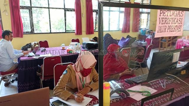 SUDAH LANCAR: Suasana ruangan panitia PPDB online di SMAN 2 Banjarbaru.  Server sempat mengalami gangguan di hari pertama. | FOTO: SUTRISNO/RADAR BANJARMASIN