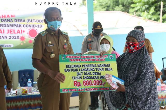 BLT DD: Bupati Tala Sukamta kembali menyerahkan BLT DD untuk masyarakat yang terdampak pandemi Covid-19 di Desa Sungai Jelai Kecamatan Tambang Ulang. (Humas for Radar Banjarmasin)