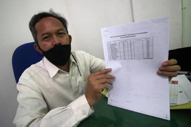 BELUM 100 PERSEN: Kasi Penmad Kantor Kemenag Banjarbaru, M Zamroni menunjukkan data terkait perkembangan PPDB untuk Madrasah di Banjarbaru. | Foto: Muhammad Rifani/Radar Banjarmasin