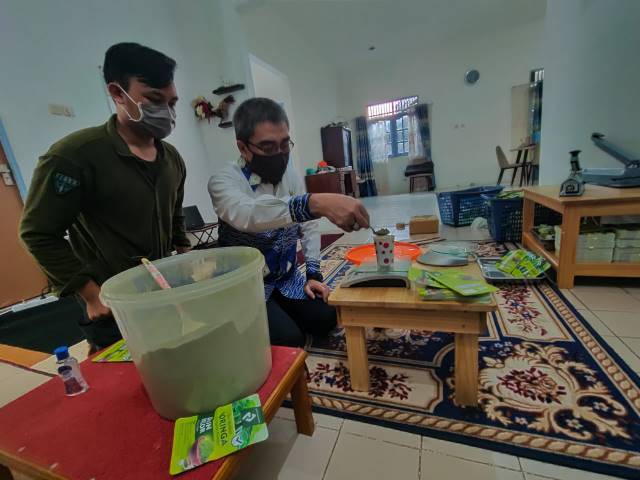 BIKIN SENDIRI: Wakil Walikota Banjarbaru H Darmawan Jaya Setiawan mencoba membuat produk Moringa. | FOTO: RAHMAT HIDAYATULLAH/RADAR BANJARMASIN