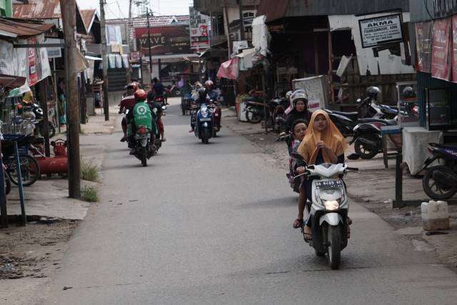 CUEK: Sejumlah pemuda maupun orang tua di kawasan Kelurahan Pekapuran Raya dengan santainya tidak mengenakan masker. Padahal kelurahan ini statusnya menjadi zona hitam terkait penyebaran virus corona