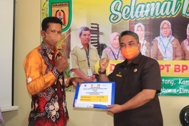 PERTANIAN: Wali Kota Banjarbaru H Nadjmi Adhani, beserta Wakil Wali Kota Banjarbaru H Darmawan Jaya Setiawan saat meninjau UPT BPP (Balai Penyuluhan Pertanian) Cempaka, di Jalan H Mistar Cokrokusumo, Kelurahan Bangkal, Kecamatan Cempaka, Kamis (2/7) tadi.