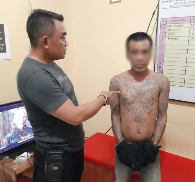 DIBORGOL: HM (tanpa baju) diamankan oleh jajaran Polsek Banjarbaru Timur dikarenakan memiliki senjata tajam jenis celurit. HM sendiri merupakan seorang residivis yang sudah empat kali keluar masuk penjara karena kasus penganiayaan. | Foto: Polsek Banjarba
