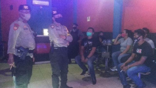 DUNIA MALAM: Jajaran Sat Sabhara Polres Banjarbaru memeriksa sejumlah tempat hiburan yang mulai beroperasi sejak 1 Juli tadi. | Foto: Polres Banjarbaru for Radar Banjarmasin