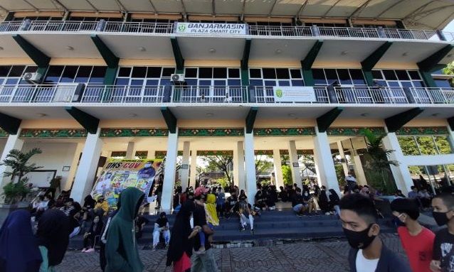 TERLALU LONGGAR: Meski Mengenakan masker, kerumunan warga masih terlihat di ruang-ruang publik kemarin (5/7). Padahal, protokol kesehatan tidak hanya berbicara soal mengenakan masker dan rajin mencuci tangan saja. Tapi juga menjaga jarak atau physical dis