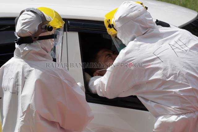 SWAB TEST: Pengambilan sampel swab di eks kantor gubernur, Jalan Sudirman. Komisi IV DPRD Kalsel menolak rencana Pemprov Kalsel menjadikan sekolah sebagai fasilitas karantina OTG. | FOTO: WAHYU RAMADHAN/RADAR BANJARMASIN