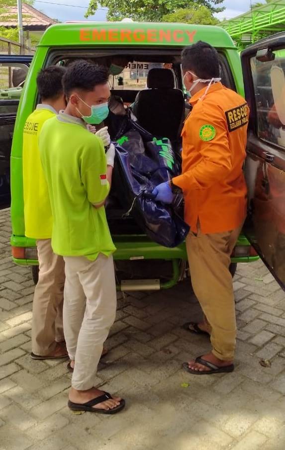 TEWAS: Jenazah JM (63) saat dimasukkan ke Ambulance oleh tim Emergency HST. | Foto: Netizen For Radar Banjarmasin.