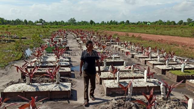 SENYAP: Suasana alkah khusus Covid-19 di Gang PDI, Jalan A Yani Km 22, Banjarbaru, kemarin. Sudah ada 150 jenazah korban virus corona yang dimakamkan di sana. |  FOTO: SUTRISNO/RADAR BANJARMASIN