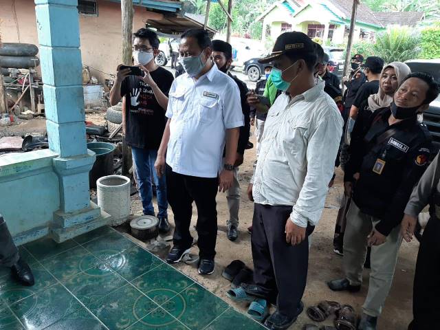 KUNJUNGAN KERJA: Ketua Bawaslu RI Abhan (tengah) melakukan kunjungan kerja ke Kantor Panwascam Mantewe Kabupaten Tanah Bumbu. (Foto Camat Mantewe For Radar Banjarmasin).