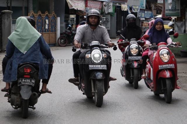 TETAP RAMAI: Warga melintasi Jalan Pekapuran Raya tanpa mengenakan masker meski berada di zona merah. | FOTO: WAHYU RAMADHAN/RADAR BANJARMASIN