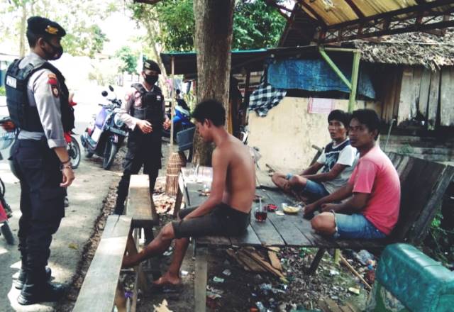 PATROLI: Anggota Sabhara Polres HSU saat melakukan patroli kerumunan warga di Amuntai, baru-baru ini.