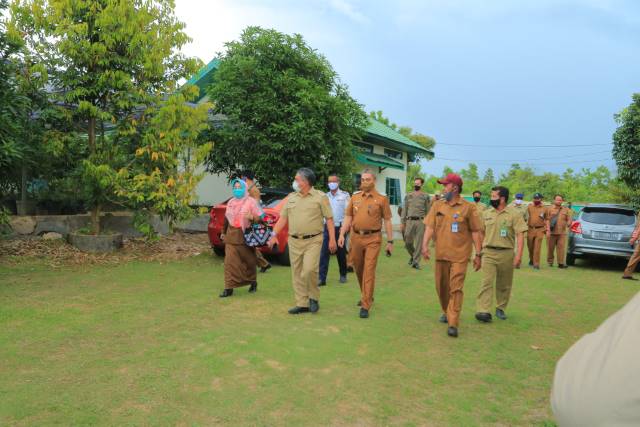 KUNJUNGAN: Wali Kota Banjarbaru H Nadjmi Adhani bersama Wakil Wali Kota Banjarbaru H Darmawan Jaya Setiawan, saat mengunjungi UPT Balai Benih Tanaman Pangan dan Hortikultura (BBTPH) Kota Banjarbaru, Senin (6/7) tadi. | FOTO: HUMAS DAN PROTOKOL PEMKO BANJA