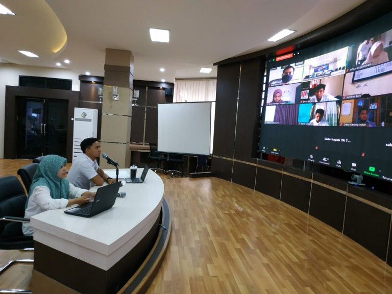 PELATIHAN: Dinas Pemberdayaan Masyarakat dan Desa Kabupaten Tanah Bumbu mengadakan Pelatihan Pembuatan Aplikasi Desa Melawan Covid-19 (eDMC-19) melalui Zoom e-Meeting di DLR (Digital Life Room) Kantor Bupati Tanah Bumbu. (Foto Diskominfo Tanbu For Radar B