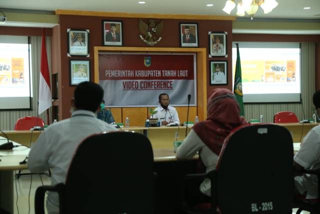 PEMAPARAN: Bupati Tala Sukamta menyampaikan pemaparan terkait inovasi dengan memanfaatkan perkembangan teknologi informasi dalam bentuk aplikasi e-marketplace Sistem Order Semua Instansi Lingkup Pemerintah Kabupaten Tala. (Humas for Radar Banjarmasin)