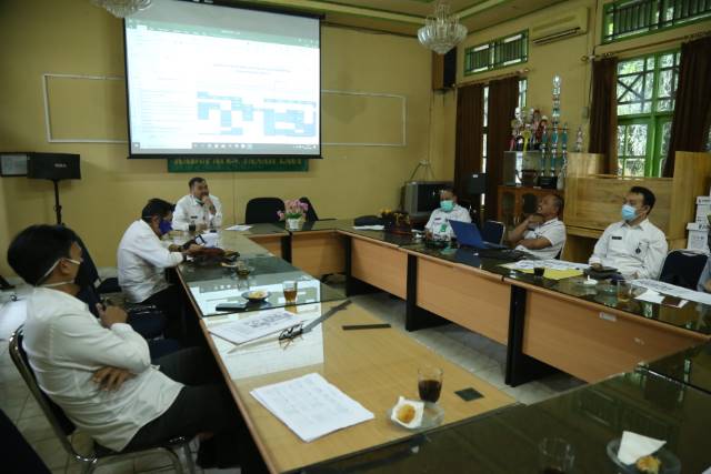 RAPAT: Wakil Bupati Abdi Rahman bersama tim perkebunan dari Dinas Tanaman Pangan, Hortikultura dan Perkebunan melakukan Rapat terkait Relaksasi Perizinan Perkebunan. (Humas for Radar Banjarmasin)