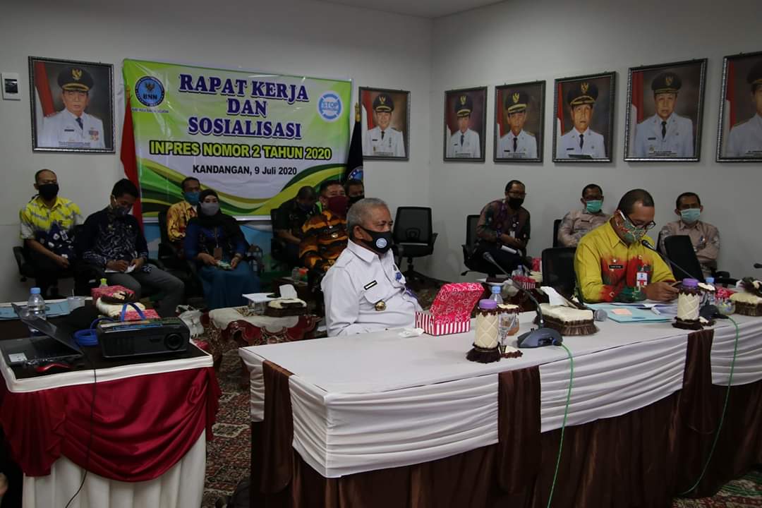 PENCEGAHAN : Pemkab dan BNNK HSS saat rapat kerja dan video conference sosialisasi Inpres nomor 2 tahun 2020. | FOTO: BNNK HSS