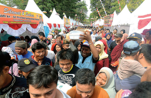 BEJUBEL: Warga Banua rela berdesak-desakan demi mendapatkan makanan gratis di HUT Kalsel beberapa tahun yang lalu. Tahun ini dipastikan peringatan HUT Kalsel akan dilakukan secara lebih sederhana.