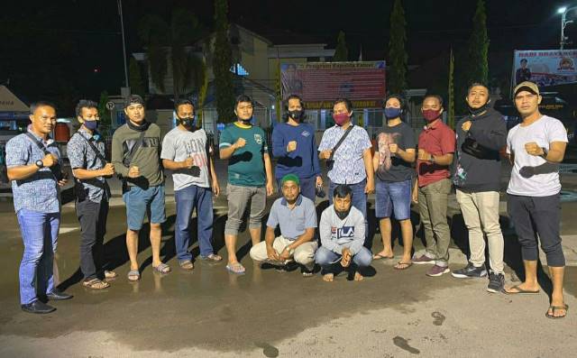 TERLALU PERCAYA: Kedua tersangka penipuan perizinan pangkalan LPG, masing-masing Sugi dan Khairi (jongkok) bersama tim Buser Reskrim Polres HSU. | Foto: Polres HSU untuk Radar Banjarmasin